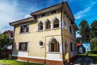 Гостевой дом Casa Comfort Кымпулунг-Молдовенеск Номер с кроватью размера «king-size» и балконом-1