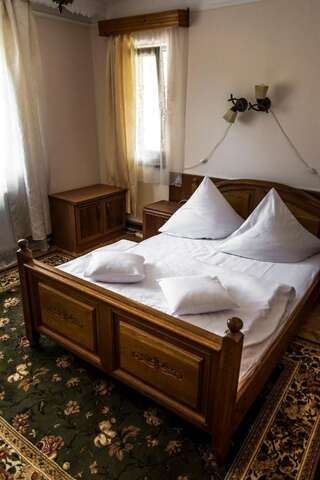 Гостевой дом Casa Comfort Кымпулунг-Молдовенеск Номер-студио с кроватью размера "king-size" и диван-кроватью-1